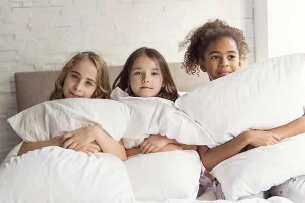 Grupo de amigos del árbol tomando tiempo goog en la cama —  Fotos de Stock