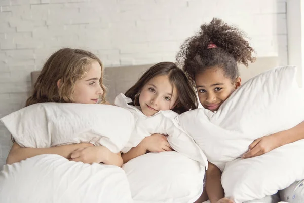 Group of tree friends taking goog time on bed — Stock Photo, Image