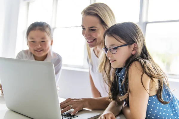 Barn med teknik tablett och bärbar dator i klassrummet lärare på bakgrunden — Stockfoto