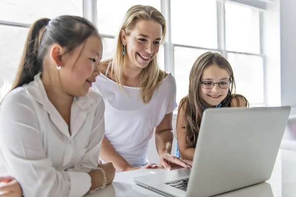 Gyermek technológia tabletta és laptop számítógép osztálytermi tanár a háttérben — Stock Fotó