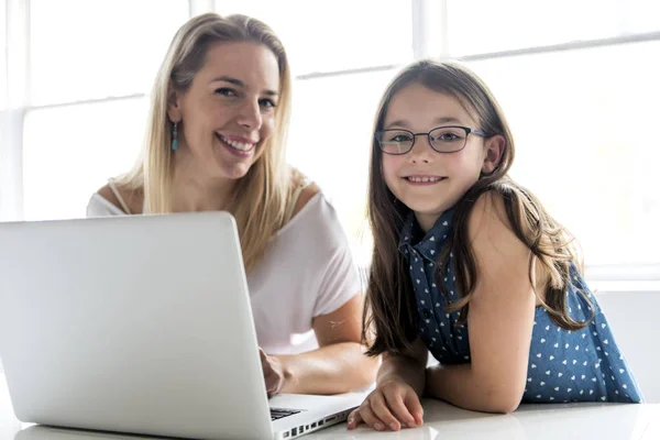 Skolflicka forska på nätet med vägledning av sin lärare — Stockfoto