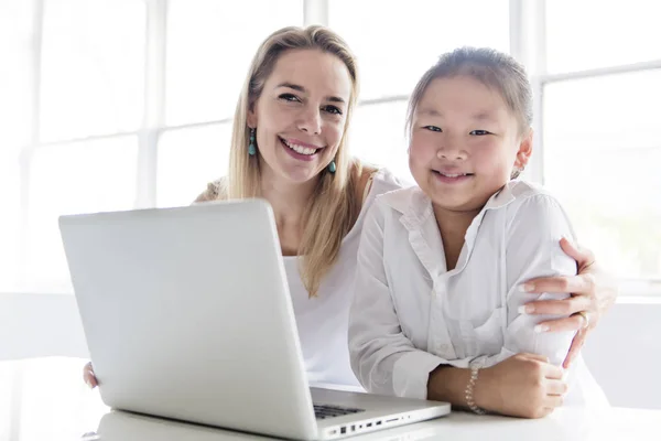 Skolflicka forska på nätet med vägledning av sin lärare — Stockfoto