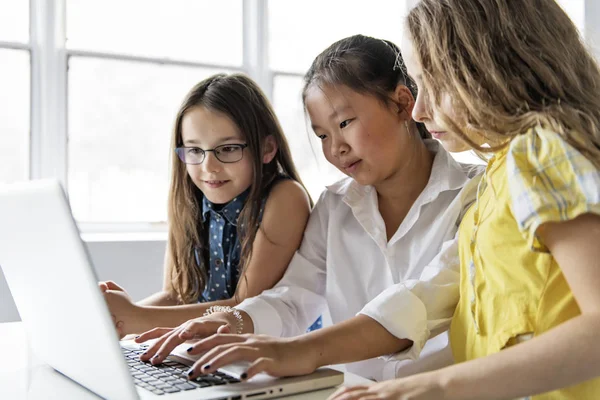 Grupp av nyfikna barn tittar på saker på den bärbara skärmen — Stockfoto