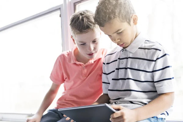 Garçons ou étudiants avec tablette PC leçon d'école d'informatique — Photo