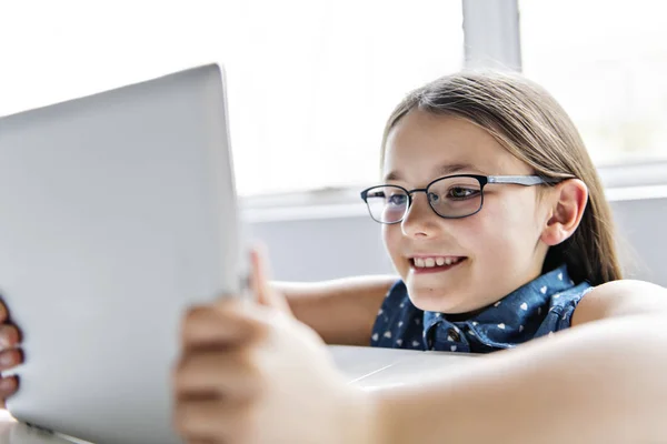 Un enfant mignon utilisant une tablette à l'école — Photo