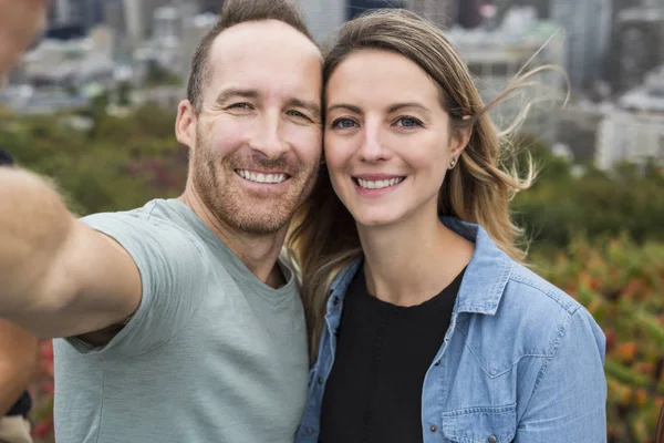 Um feliz casal bonito desfrutar de paisagem Montreal — Fotografia de Stock