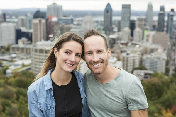 Um belo casal feliz desfrutar de paisagem Montreal — Fotografia de Stock