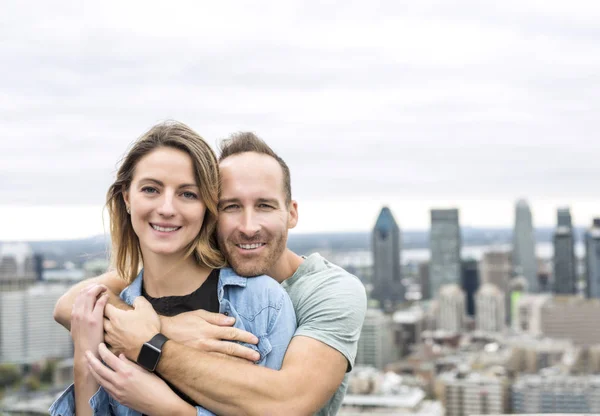 Um belo casal feliz desfrutar de paisagem Montreal — Fotografia de Stock