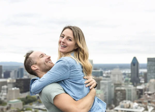 Um belo casal feliz desfrutar de paisagem Montreal — Fotografia de Stock