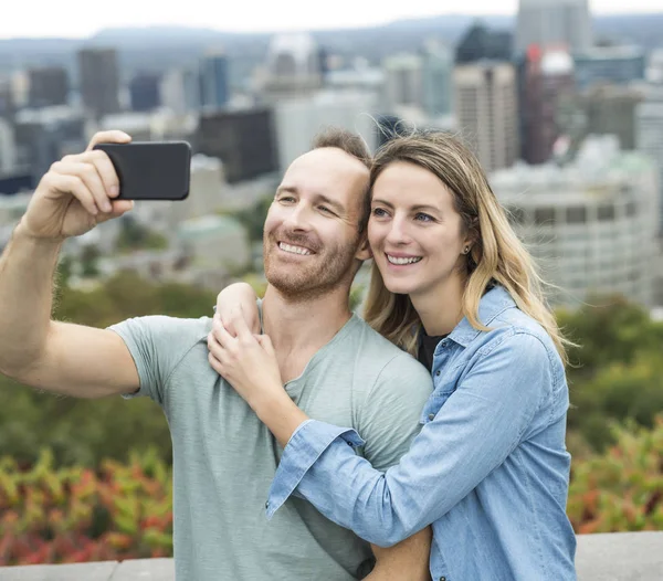 A Happy cute couple enjoy Montreal landscape — Stock Photo, Image