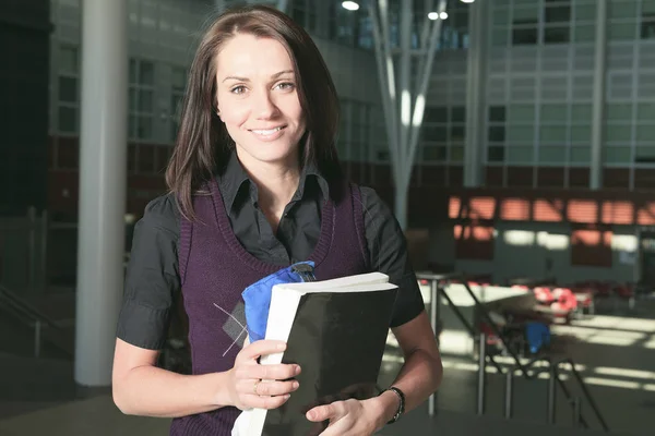 Portrait d'un étudiant universitaire sur le campus — Photo