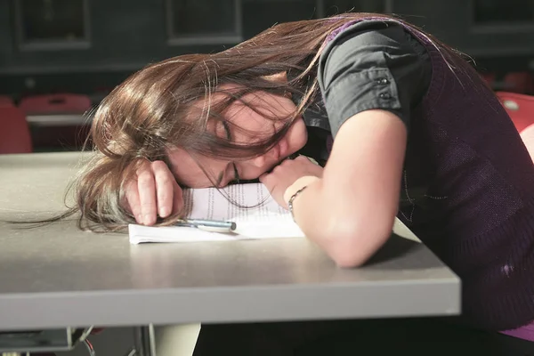 Un retrato de un estudiante universitario en el campus — Foto de Stock