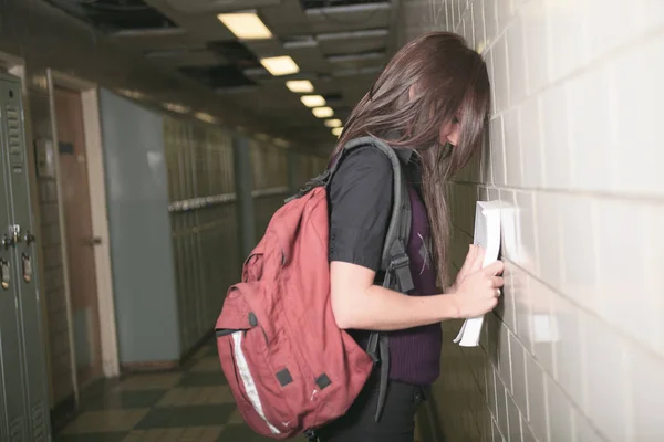 Portrait d'un étudiant universitaire sur le campus — Photo