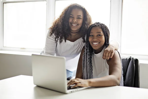 Deux Heureux Adolescent Prendre Pause Bureau Dans Son Bureau — Photo