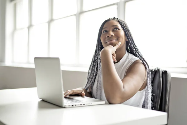 Adolescent au bureau dans son bureau avec ordinateur portable — Photo