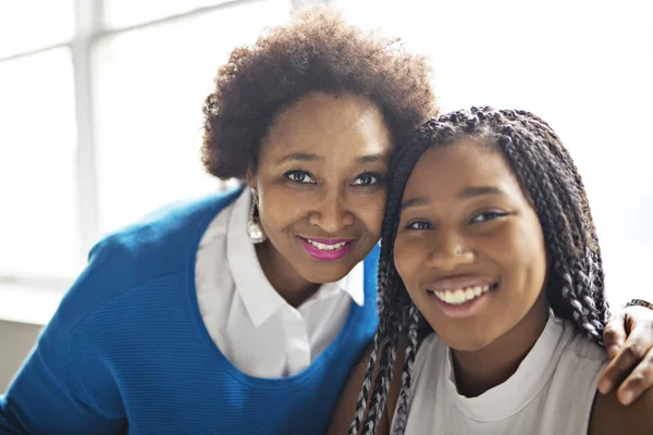 African American mother and daughter close portrait — Stock Photo, Image