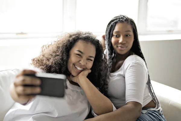 İki genç afro kız birlikte eğleniyor — Stok fotoğraf