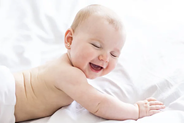 Una Niña Ropa Cama Blanca Casa Ven Bien — Foto de Stock