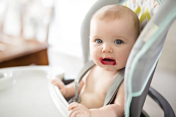 食べるための高い椅子に座っている女の赤ちゃん — ストック写真