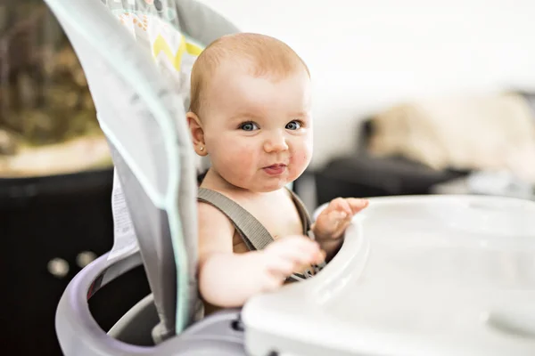 Niña sentada en silla alta lista para comer — Foto de Stock