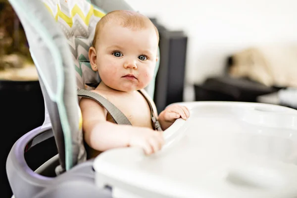 準備を食べるための高い椅子に座っている女の赤ちゃん — ストック写真