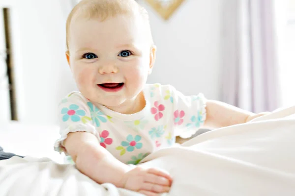 Bambina in biancheria da letto bianca a casa guardare bello — Foto Stock