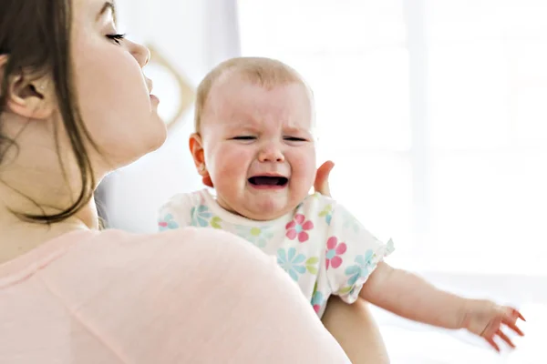 Mère et bébé étreignant et consolant dans la chambre — Photo