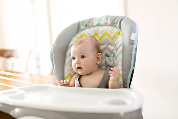 Niña sentada en silla alta lista para comer — Foto de Stock