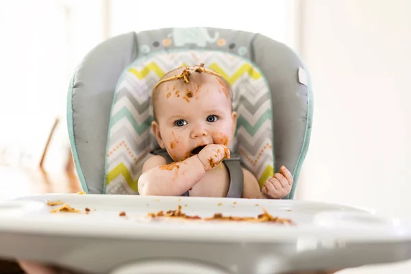 赤ん坊は夕食を食べて混乱させる — ストック写真