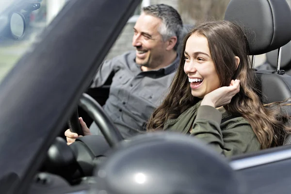 ドライブに 10 代の学習や運転免許試験を取る. — ストック写真
