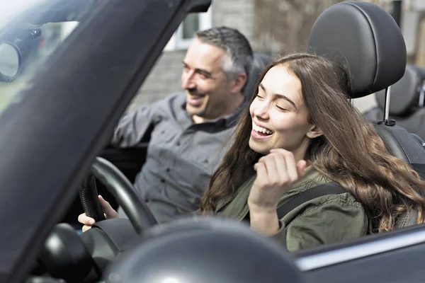Nastolatek nauka jazdy lub biorąc egzaminu na prawo jazdy. — Zdjęcie stockowe