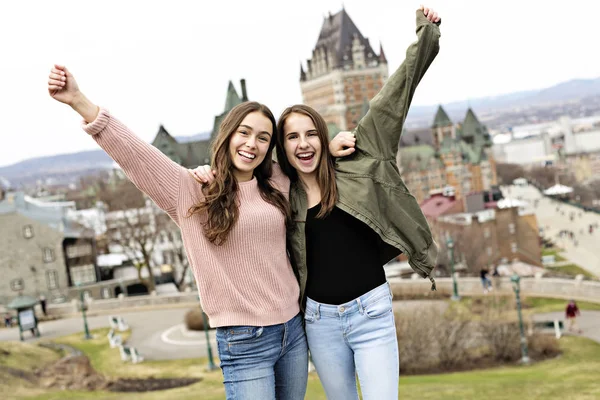 Paisaje de la ciudad de Quebec con Chateau Frontenac y jóvenes amigos adolescentes disfrutando de la vista . — Foto de Stock