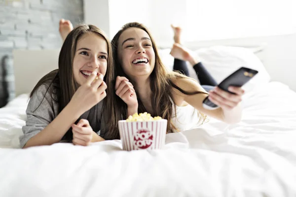 Amitié, personnes, soirée pyjama, divertissement et concept de malbouffe — Photo