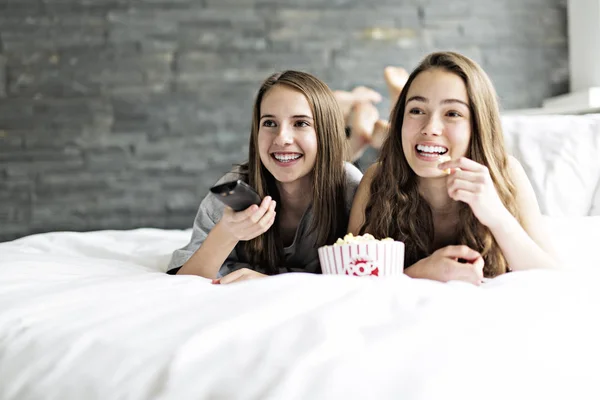 Friendship, people, pajama party, entertainment and junk food concept — Stock Photo, Image