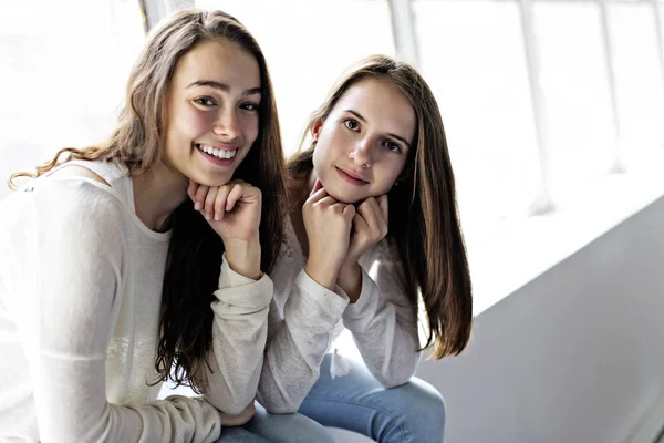 Primo piano ritratto di abbracciare 2 belle giovani donne divertirsi — Foto Stock