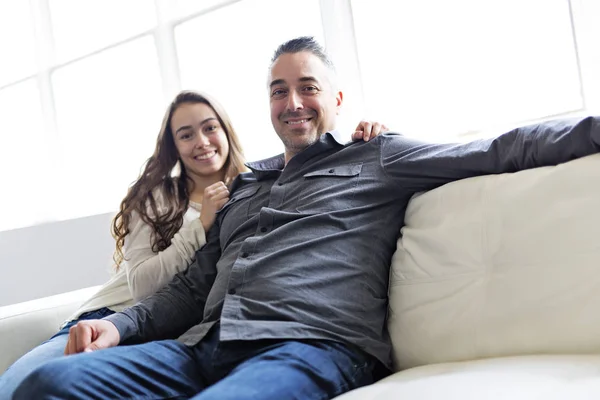 Adolescente assise sur la fenêtre avec le père — Photo