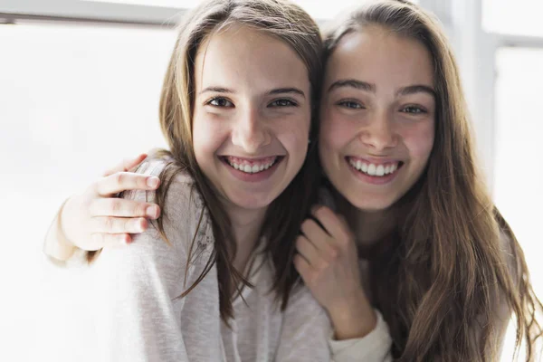 Closeup πορτρέτο του αγκαλιάζει 2 όμορφες νεαρές γυναίκες που διασκεδάζουν — Φωτογραφία Αρχείου