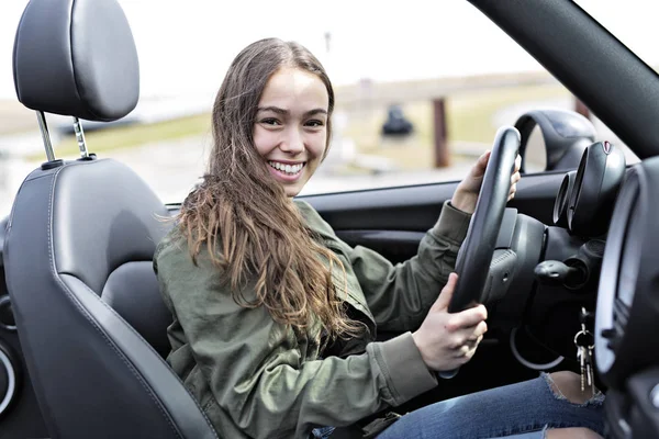 新しい車で若いブルネットの女性 — ストック写真