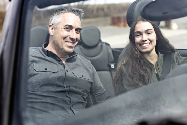 Adolescente aprendiendo a conducir o tomar un examen de conducir . — Foto de Stock