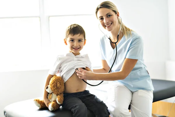 Un lindo paciente infantil visitando la oficina de médicos —  Fotos de Stock