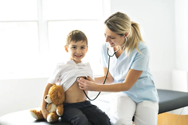 Bir şirin çocuk hasta ziyaret Doktor ofisi — Stok fotoğraf