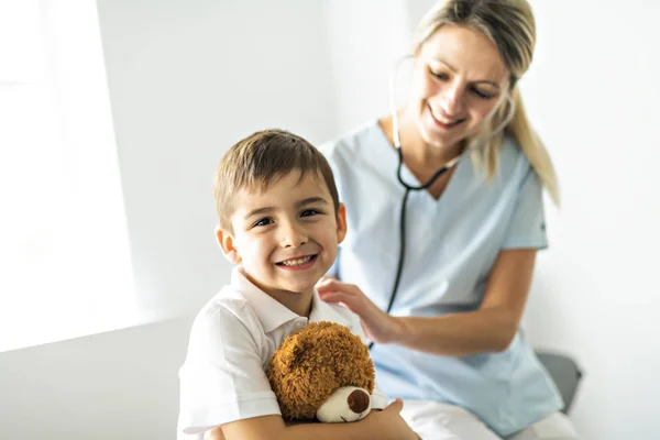 Un mignon enfant patient visite le bureau des médecins — Photo