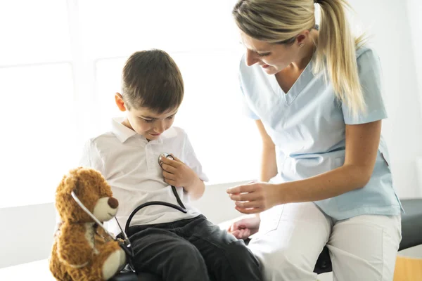 Un simpatico bambino paziente visita medici ufficio — Foto Stock