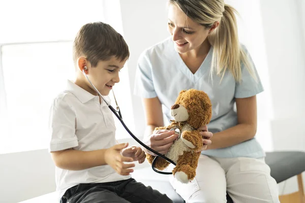 Un lindo paciente infantil visitando la oficina de médicos — Foto de Stock