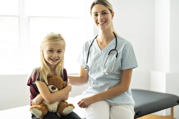 Un simpatico bambino paziente visita medici ufficio — Foto Stock