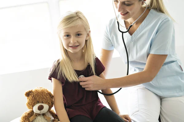 Een schattig kind patiënt bezoeken artsenbureau — Stockfoto