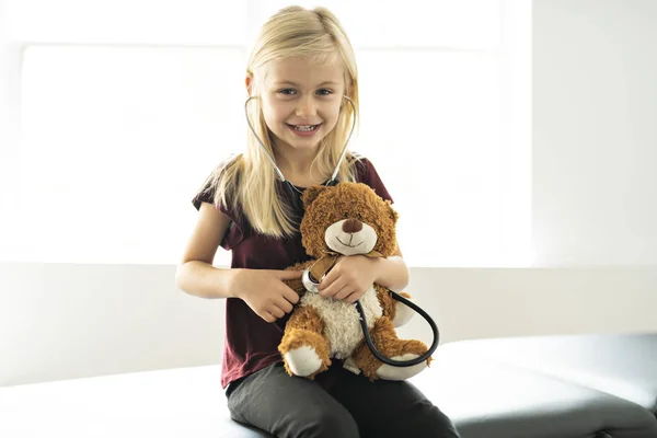 Een arts meisje spelen en cure dragen bij de pediatrische — Stockfoto