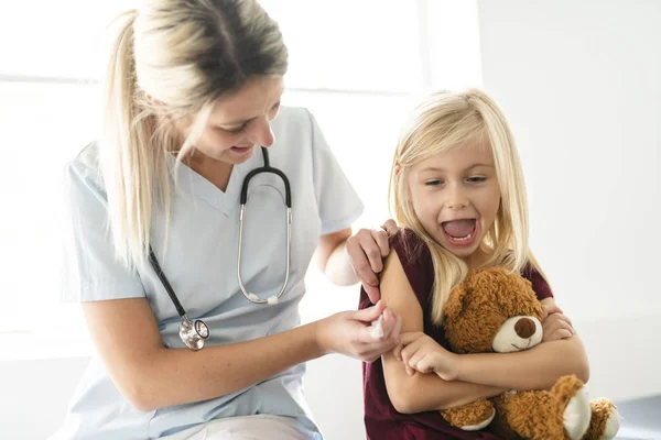 Ein süßer Kinderpatient besucht die Arztpraxis — Stockfoto