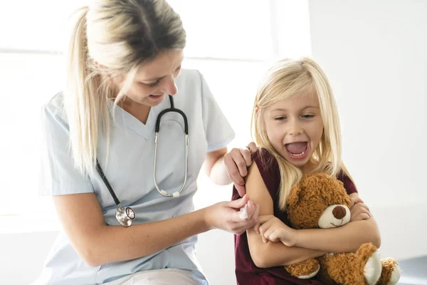 Un lindo paciente infantil visitando la oficina de médicos — Foto de Stock