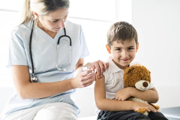 Bir şirin çocuk hasta ziyaret Doktor ofisi — Stok fotoğraf